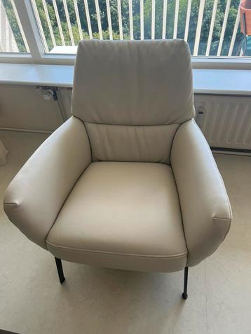 2x Fauteuil (1 leder en 1 stof)