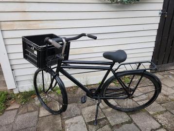 Zwarte heren fiets transportfiets met krat beschikbaar voor biedingen