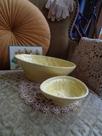 2 Brocante Gele Puddingvormen model Druif ** Mimosa **, Ophalen of Verzenden