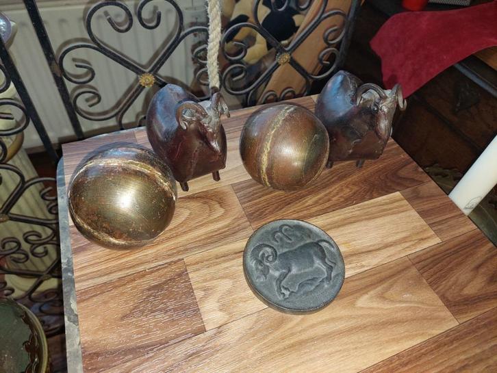 Ram / 2 beeldjes + Medaillon + 2 ballen / IJZER, Verzamelen, Beelden en Beeldjes, Zo goed als nieuw, Dier, Ophalen of Verzenden