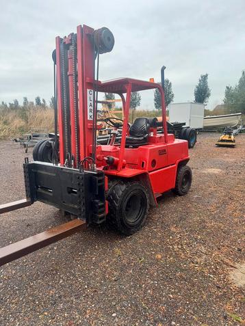 Clark heftruck 4 ton hefhoogte 4.70 met hydr verst lepels beschikbaar voor biedingen