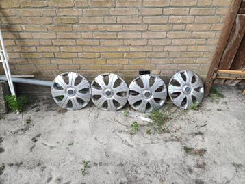 Auto onderdelen velken en wieldoppen beschikbaar voor biedingen