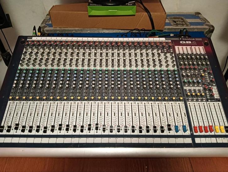 Soundcraft GB4 Analoge Mixer met Case, Muziek en Instrumenten, Mengpanelen, Zo goed als nieuw, 20 kanalen of meer, Microfooningang