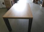 Houten eettafel met grijze poten, Gebruikt