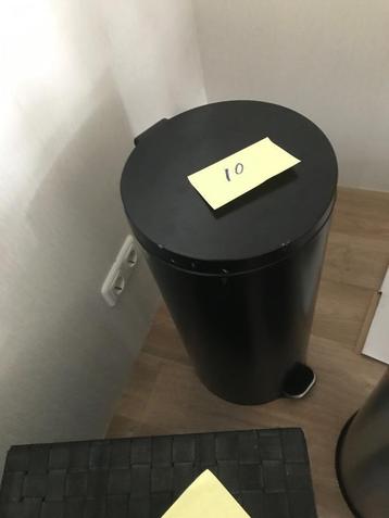 Prullenbakken  beschikbaar voor biedingen