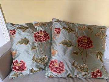 2 x 60x60 cm kussens met zijden hoezen met bloemmotief beschikbaar voor biedingen