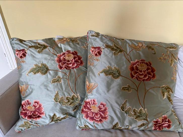 2 x 60x60 cm kussens met zijden hoezen met bloemmotief, Huis en Inrichting, Woonaccessoires | Kussens, Zo goed als nieuw, Vierkant