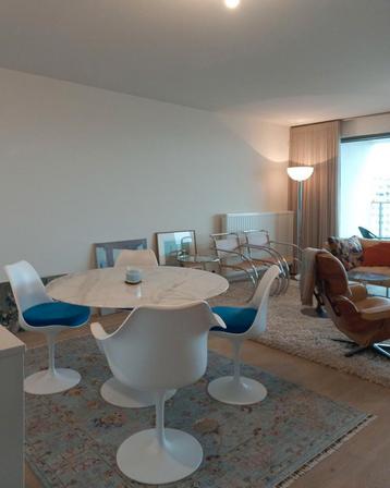 70 x 105 tulipe tafels tot 244 x 137 Eero Saarinen stoelen  beschikbaar voor biedingen