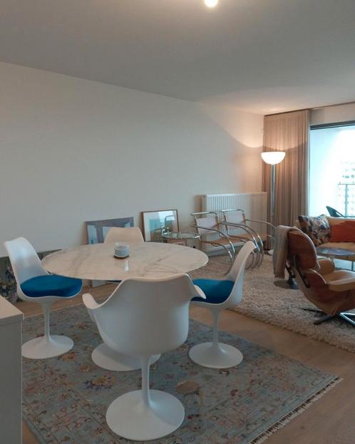 70 x 105 tulipe tafels tot 244 x 137 Eero Saarinen stoelen, Antiek en Kunst, Antiek | Meubels | Stoelen en Banken, Ophalen of Verzenden