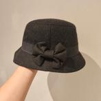 Elegante zwarte hoed met strik, Ophalen of Verzenden, Zo goed als nieuw, One size fits all, Hoed