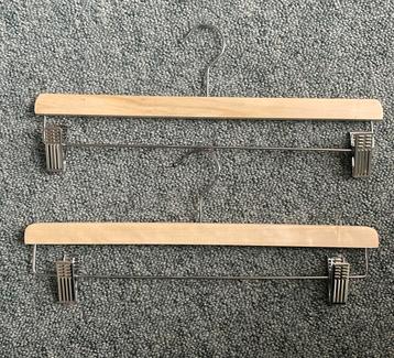 2 kledinghangers mt knijpertjes beschikbaar voor biedingen