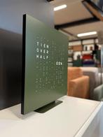Nieuw Qlocktwo Earth Olive Woordklok Green Design Klok 45, Wandklok, Nieuw, Ophalen of Verzenden, Qlocktwo