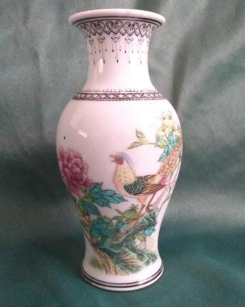 Chinese porseleinen vaas pauw bloemen decor 17 cm hoog beschikbaar voor biedingen