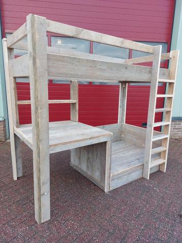 Hoogslaper met bureau en loungehoek beschikbaar voor biedingen