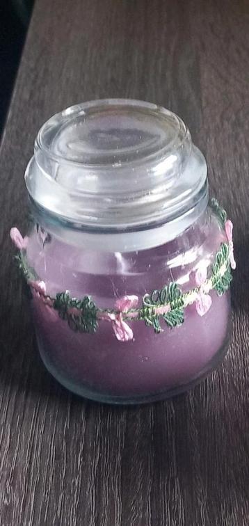 Zelfgemaakte met kaars geur. beschikbaar voor biedingen