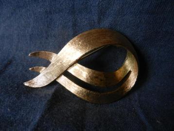 Verguld metalen strikbroche gematteerd oppervlak door Monet beschikbaar voor biedingen