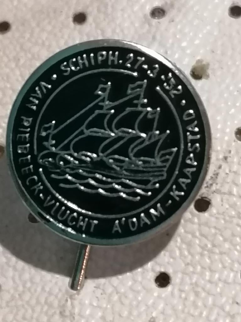 SPELD 11 SCHIPHOL 27/3/52 A.DAM -KAAPSTAD, Verzamelen, Speldjes, Pins en Buttons, Ophalen of Verzenden, Gebruikt, Transport, Speldje of Pin