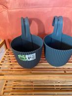 Twee bloempotten voor aan balkon of schutting. Grijs 18 cm, Tuin en Terras, Bloempotten, Kunststof, Balkon, Rond, Ophalen of Verzenden