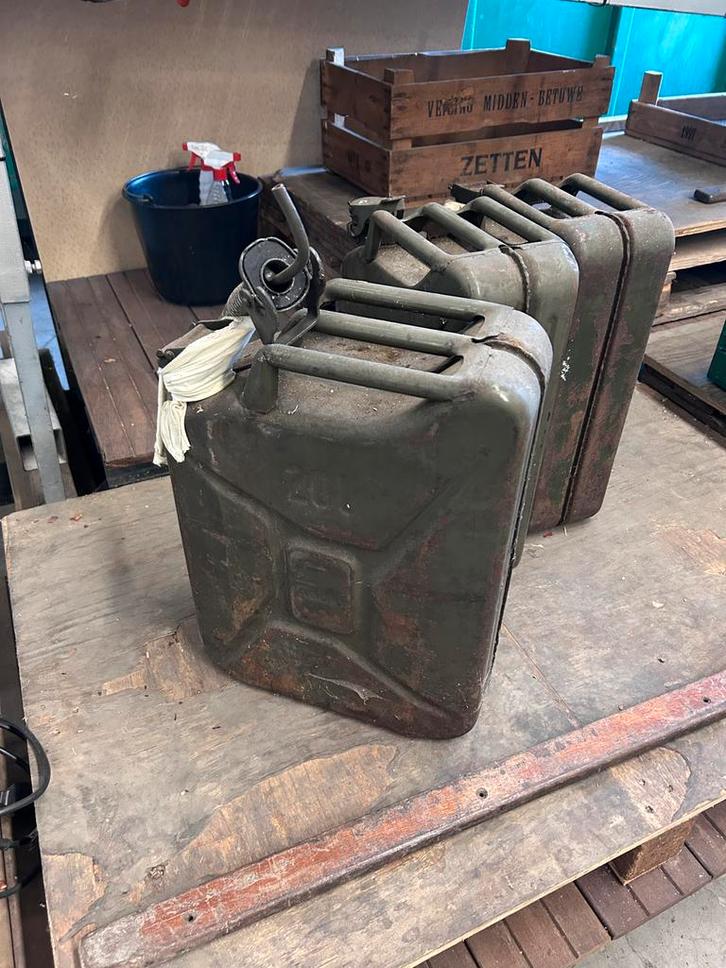 Vintage Jerrycans - 3 stuks (waarvan 2 met diesel), Auto diversen, Auto-accessoires, Gebruikt, Ophalen