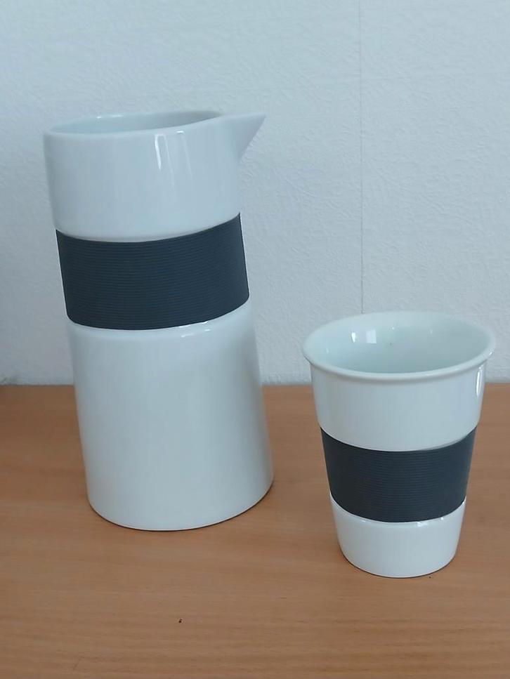 Waterkan met beker - wit met grijze rubberen band, Huis en Inrichting, Keuken | Servies, Zo goed als nieuw, Overige typen, Effen