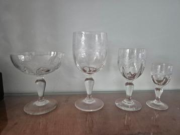 Achtpersoons set antieke geslepen glazen wijn, champagne beschikbaar voor biedingen