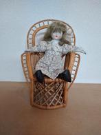 Porseleinen pop in stoel., Verzamelen, Poppen, Ophalen, Gebruikt, Pop