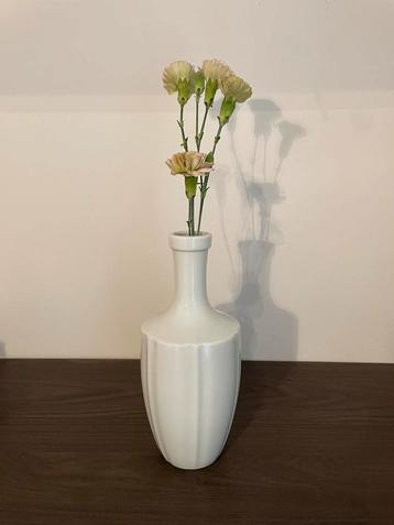 Strakke witte keramieken vaas – 26 cm hoog beschikbaar voor biedingen