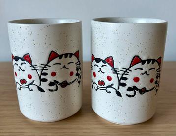 Twee Chinese theekopjes met katten / poezen beschikbaar voor biedingen