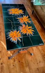 Vintage tafel met groene tegels en oranje, Gebruikt, Ophalen of Verzenden, Jaren '60, 75 cm of meer