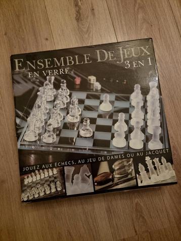Glazen bordspel, 2 glazen platen  beschikbaar voor biedingen