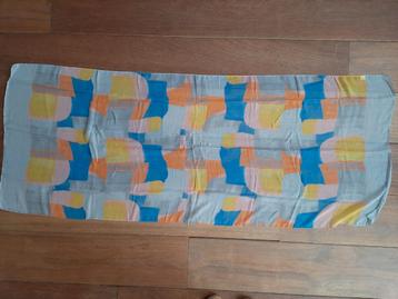 Nieuwe sjaal met abstracte print beschikbaar voor biedingen