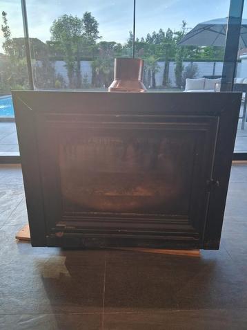 Te koop hout kachel met verlichting alles prima kleur zwart  beschikbaar voor biedingen