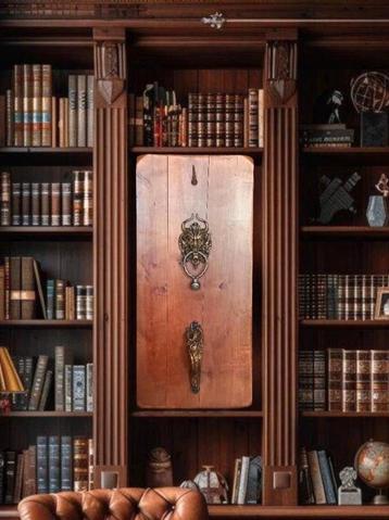 De poort van de hel,Antiek houten deur met brons deurklopper beschikbaar voor biedingen