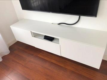 Tv wandmeubel beschikbaar voor biedingen
