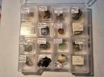 Doosje met 16 interessante micro-mounts, Verzamelen, Mineralen en Fossielen, Ophalen of Verzenden