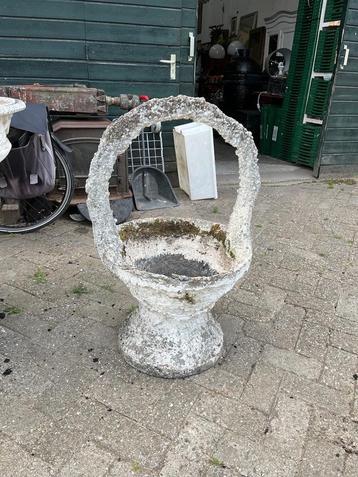 Brocante grote beton betonnen mand bloempot bloembak beschikbaar voor biedingen