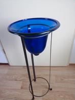 Blauw glazen schaal op metalen standaard, Huis en Inrichting, Woonaccessoires | Zuilen en Pilaren, Ophalen, Zo goed als nieuw