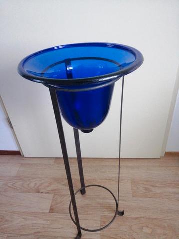 Blauw glazen schaal op metalen standaard  beschikbaar voor biedingen