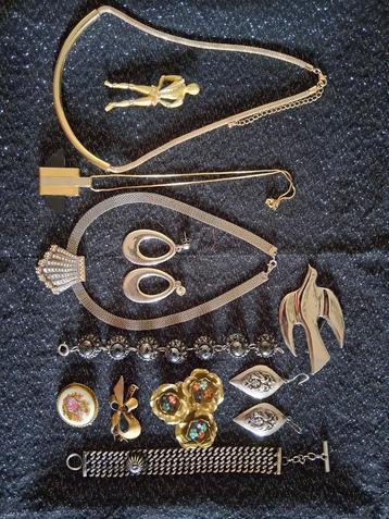 Mooie partij vintage sieraden in 1 koop beschikbaar voor biedingen