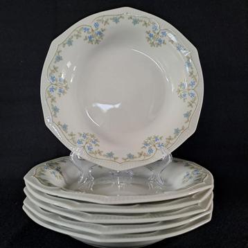 6 Witte porseleinen soepborden met lichtblauwe bloemenkrans beschikbaar voor biedingen