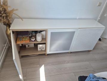 Mooie kast met witglas boven plaat