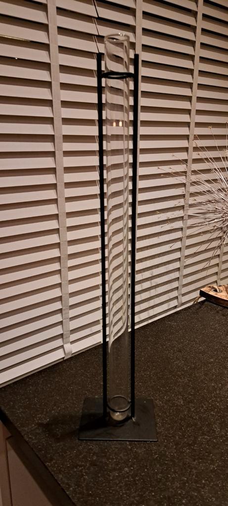 Glazen cilinder vaas in zwart stalen houder - 55cm, Huis en Inrichting, Woonaccessoires | Vazen, Zo goed als nieuw, Zwart, 50 tot 75 cm