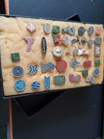 Oud doosje met oude speldjes ook van opa, Verzamelen, Speldjes, Pins en Buttons, Ophalen of Verzenden, Zo goed als nieuw, Overige onderwerpen