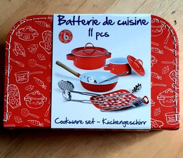 Rood koffertje met kook spulletjes 11 delig nieuw beschikbaar voor biedingen