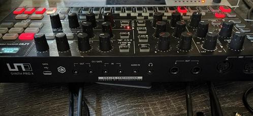 IK Multimedia Uno Synth PRO X, Muziek en Instrumenten, Synthesizers, Zo goed als nieuw, Overige aantallen, Overige merken, Ophalen of Verzenden