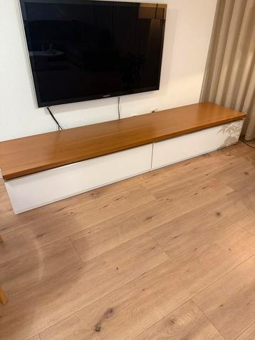 Tv meubel met houten plank
