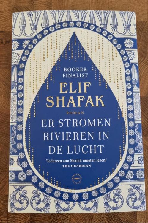 Elif Shafak - Er stromen rivieren in de lucht, Boeken, Literatuur, Zo goed als nieuw, Nederland, Ophalen of Verzenden