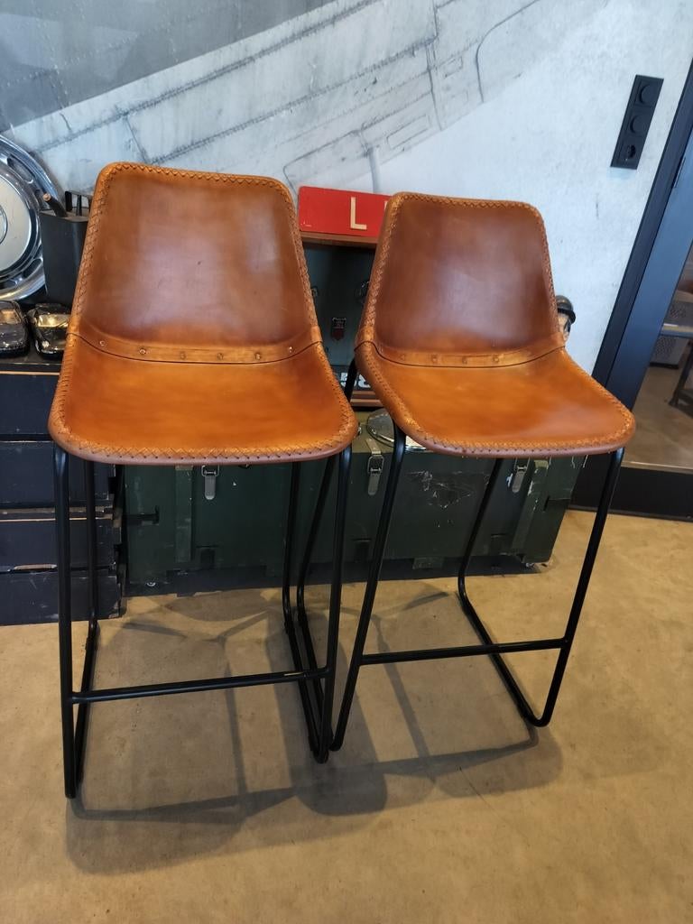 2 cognac barkrukken met zwart frame, zithoogte 78 cm, Ophalen