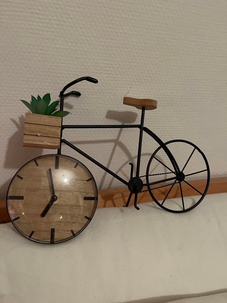 Decoratie fiets met klok, Huis en Inrichting, Woonaccessoires | Klokken, Ophalen of Verzenden, Gebruikt, Analoog, Wekker of Tafelklok