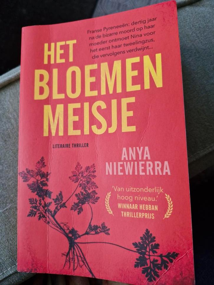 Het bloemenmeisje - Anya Niewierra (Literaire thriller), Boeken, Thrillers, Gelezen, Nederland, Ophalen of Verzenden